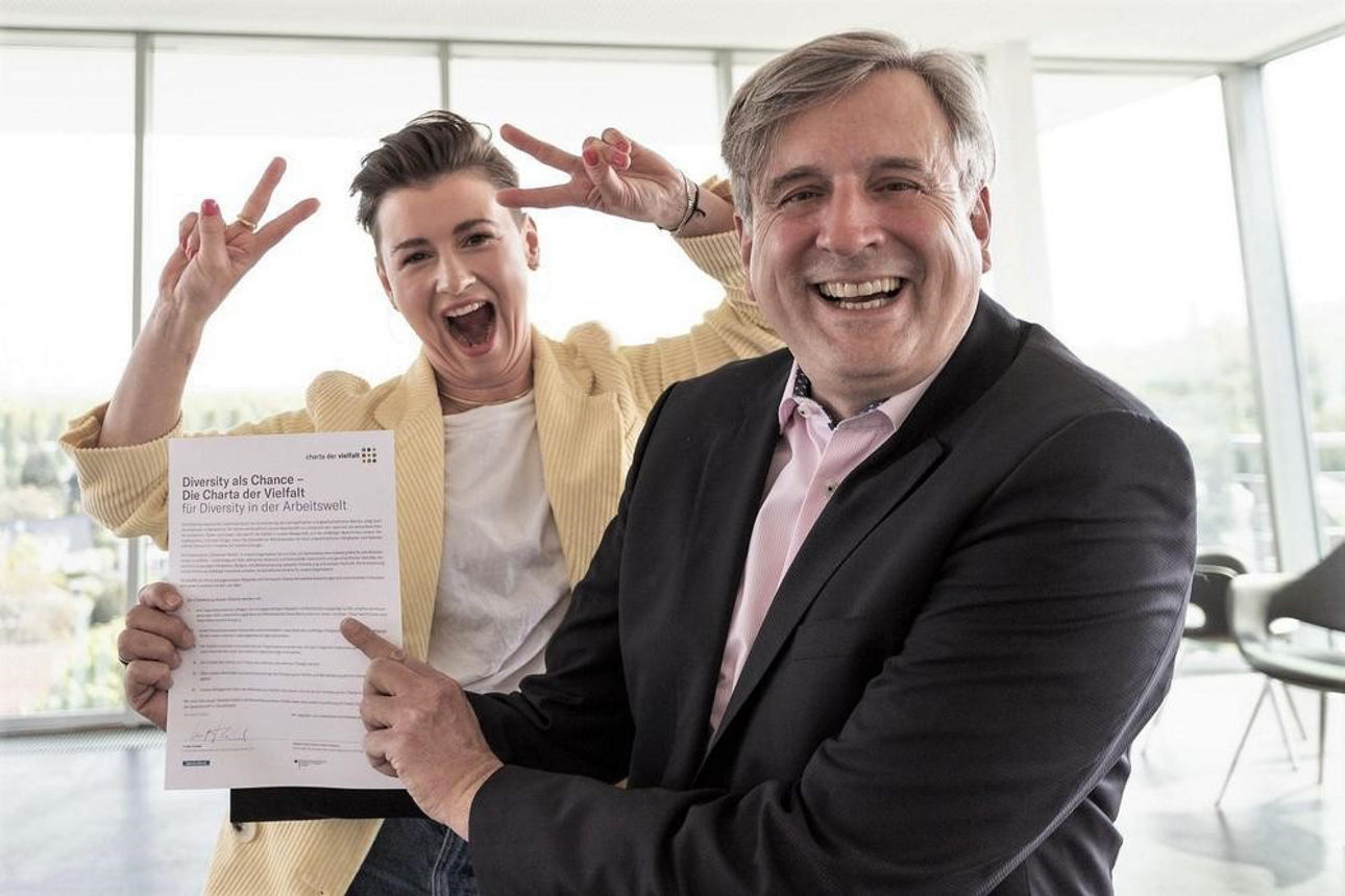 Frank Kohler hält die Charta der Vielfalt