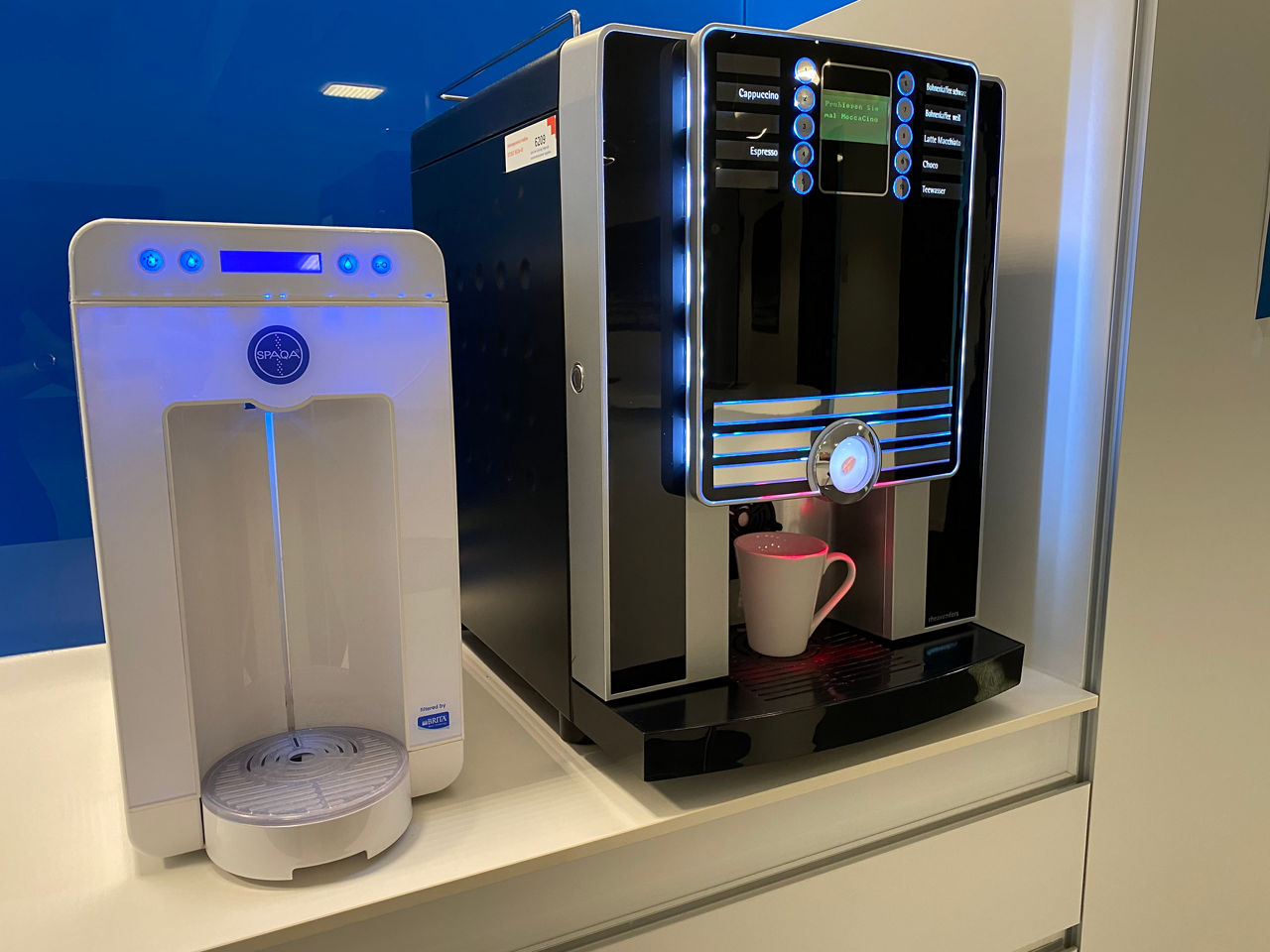 Wasser und Kaffeeautomat