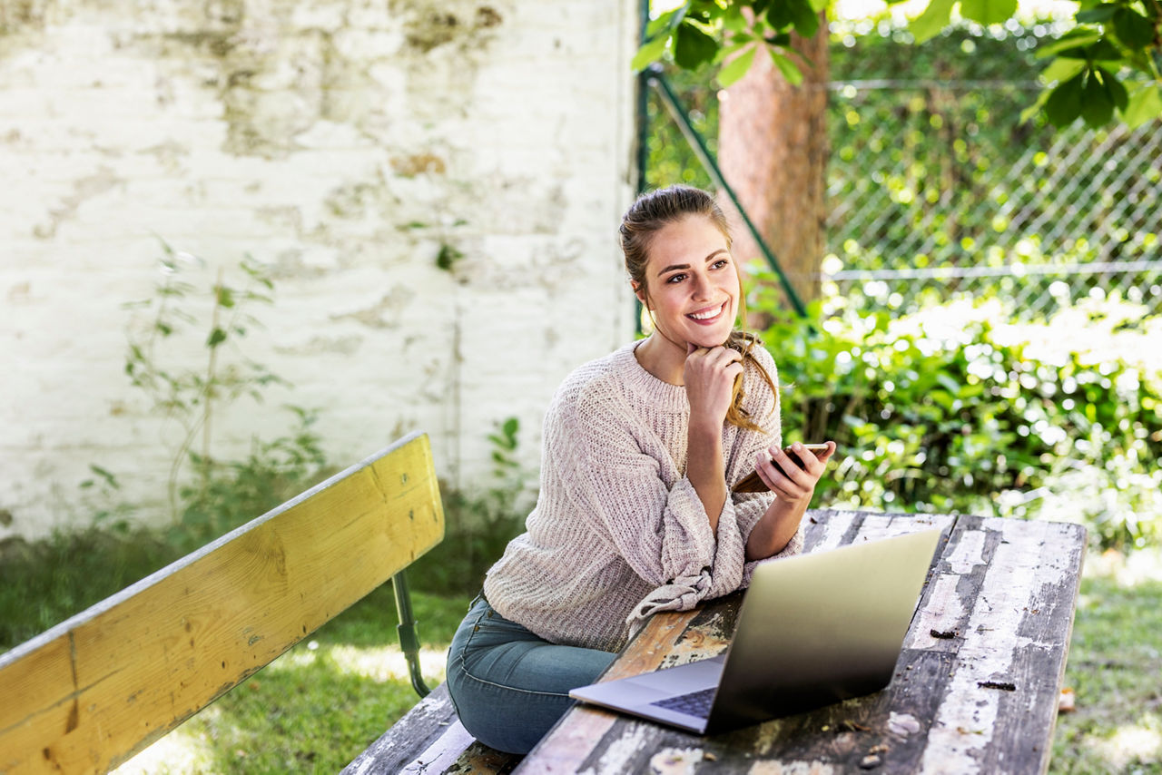 Frau im Garten auf Bank