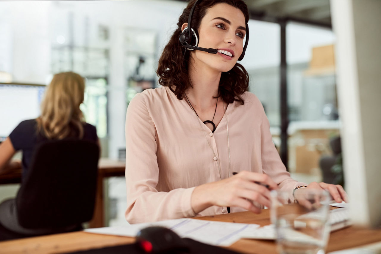 Frau in einer Service Situation mit Headset