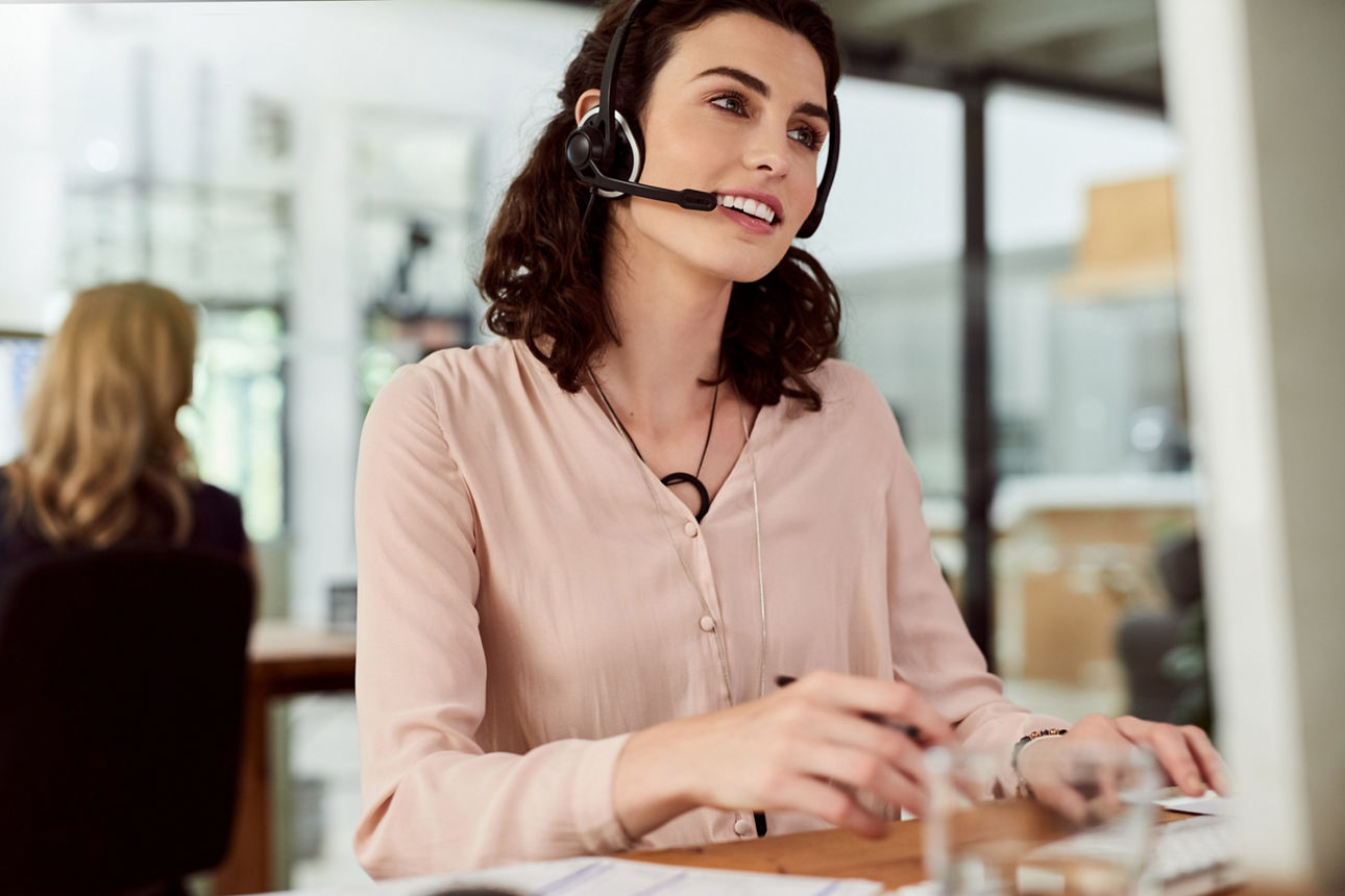 Frau in einer Service Situation mit Headset