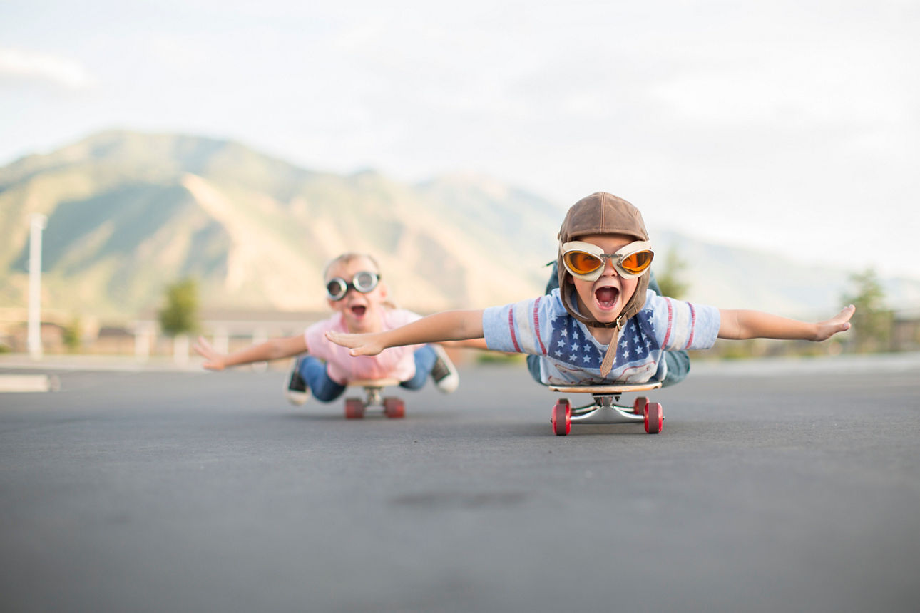 Kinder auf Skateboard
