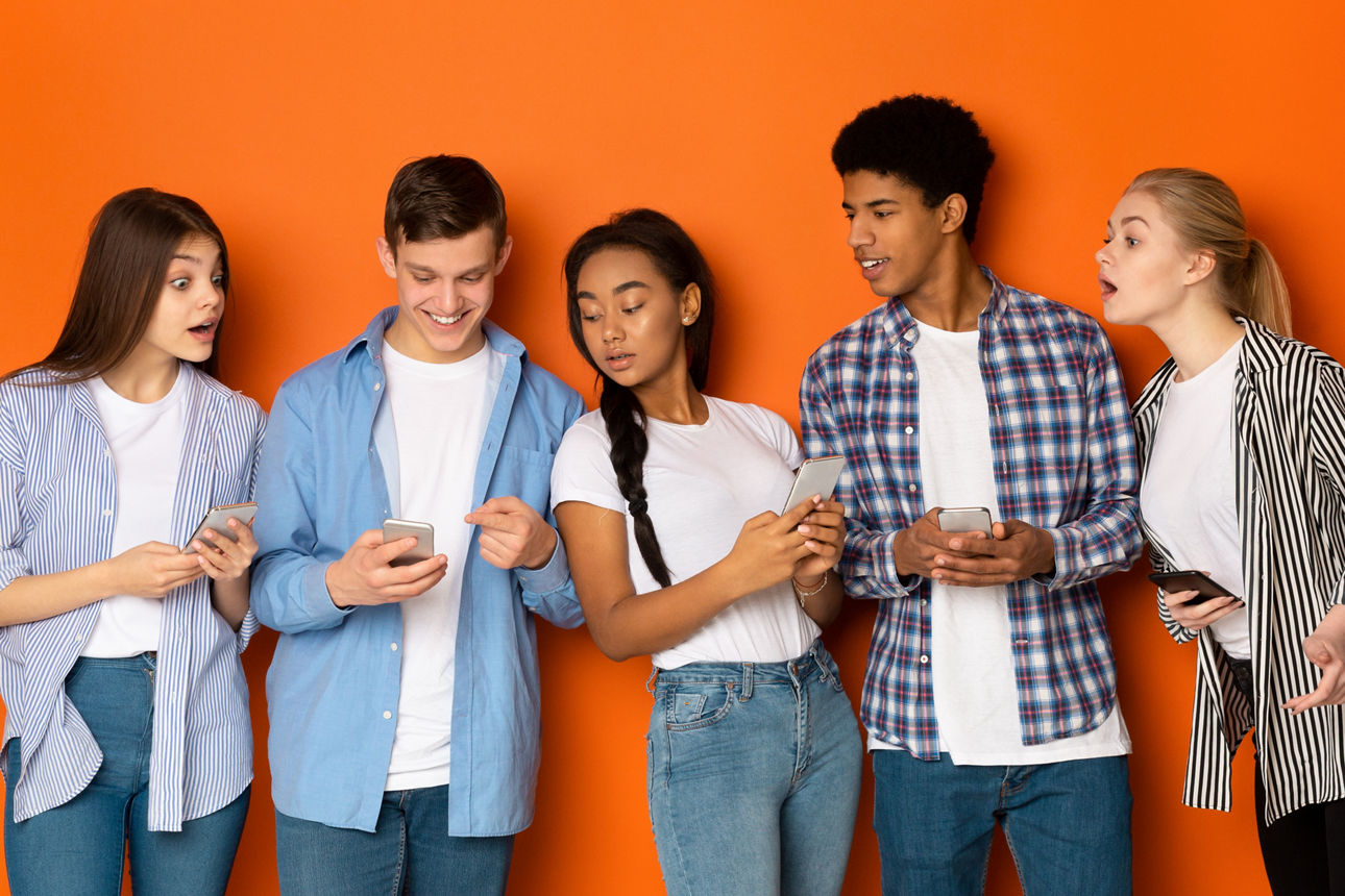 Fünf Jugendliche informieren sich gemeinsam digital