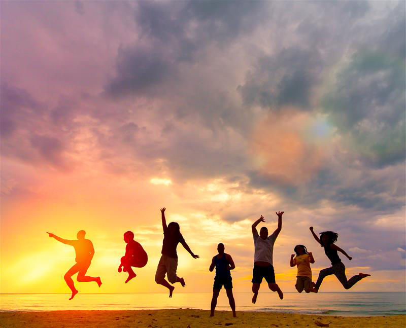 Junge Menschen Springen in die Luft vor Sonnenuntergang