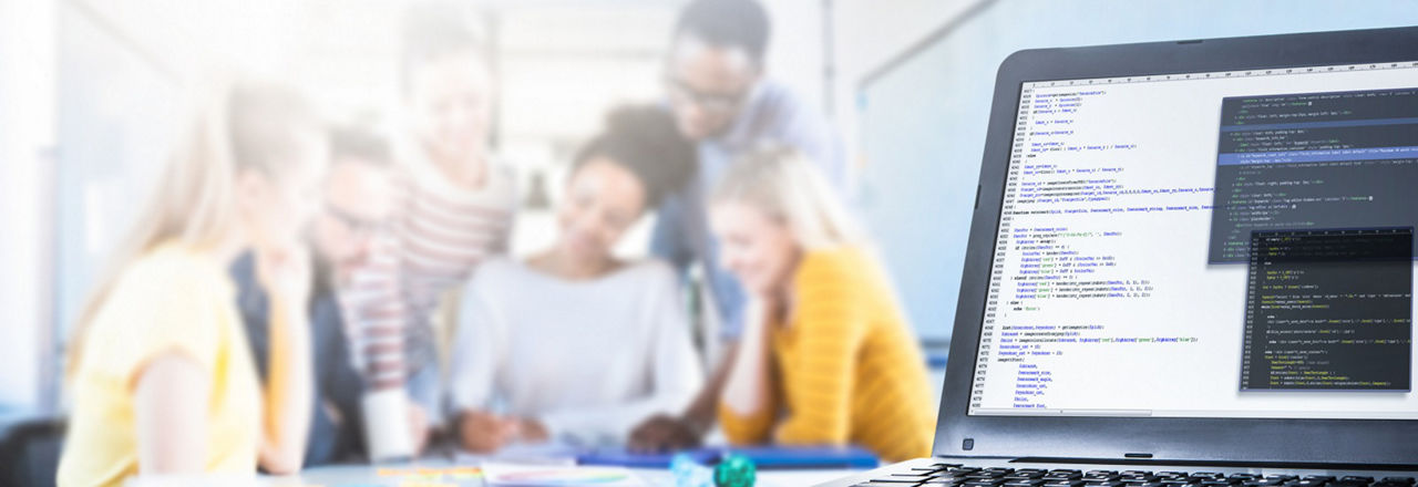 Laptop und Menschen in einem Büro