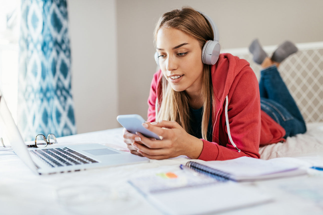 Weißes, stilisiertes Gesicht mit einem zwinkernden Auge auf rotem Kreis – das Logo von ubiMaster.