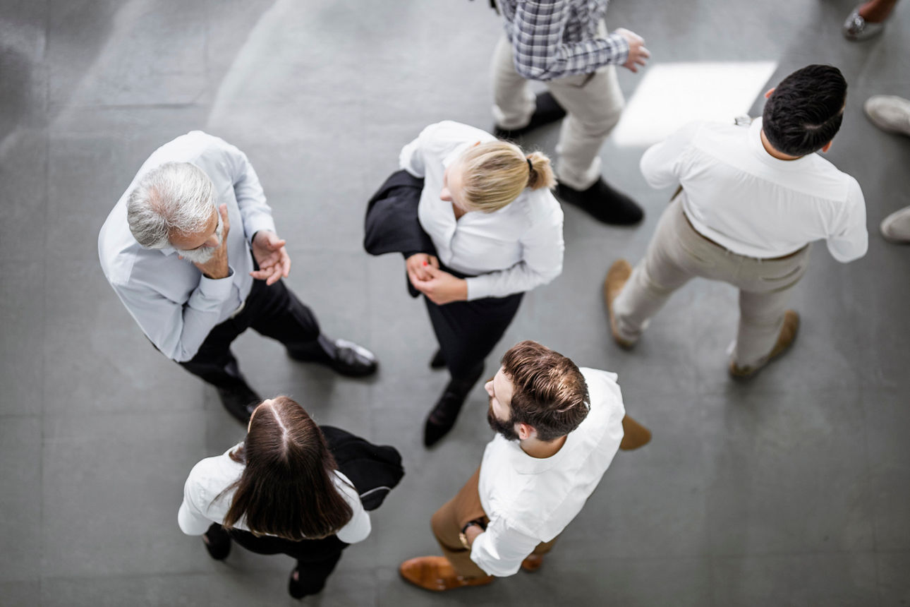 Geschäftsleute unterhalten sich in einem Kreis