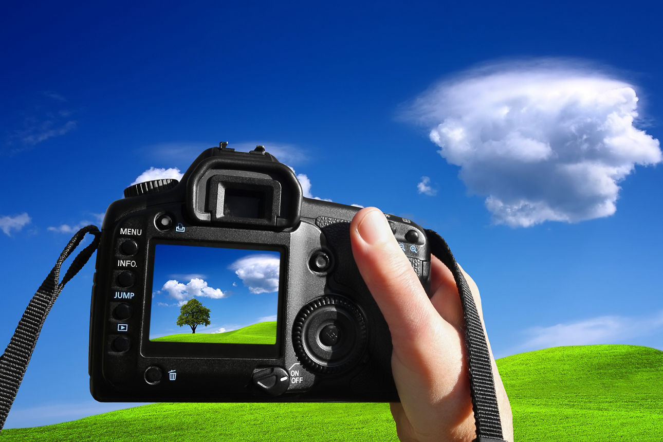 Fotoapparat mit Himmelsbild im Sucher