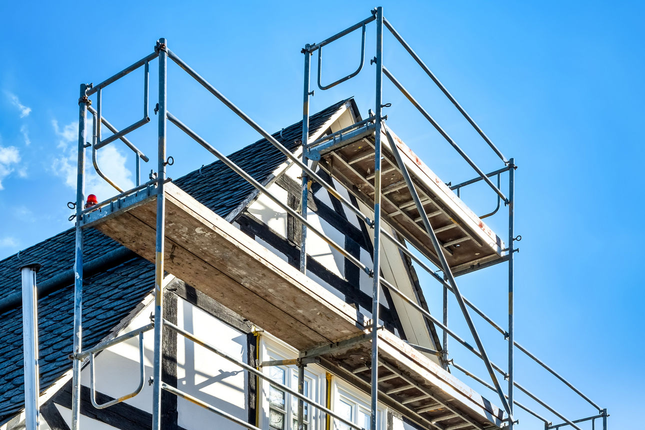 Ein Haus mit einem Gerüst zur Sanierung