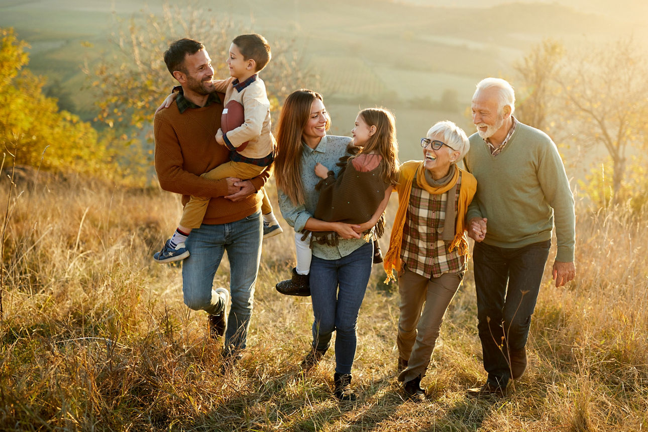 Familie in drei Generationen ist gemeinsam in der Natur