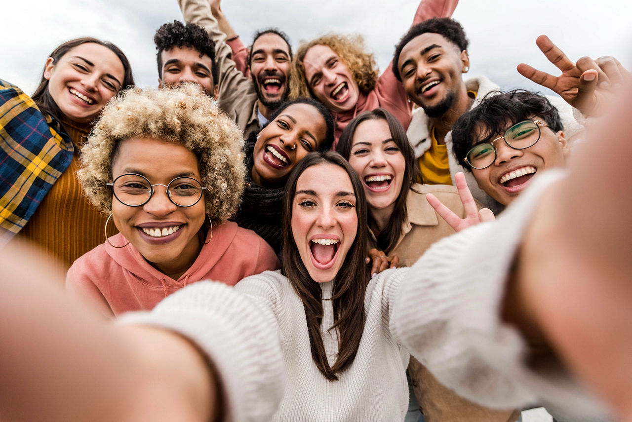 Gesamtes glückliches Team in der Selfie-Perspektive