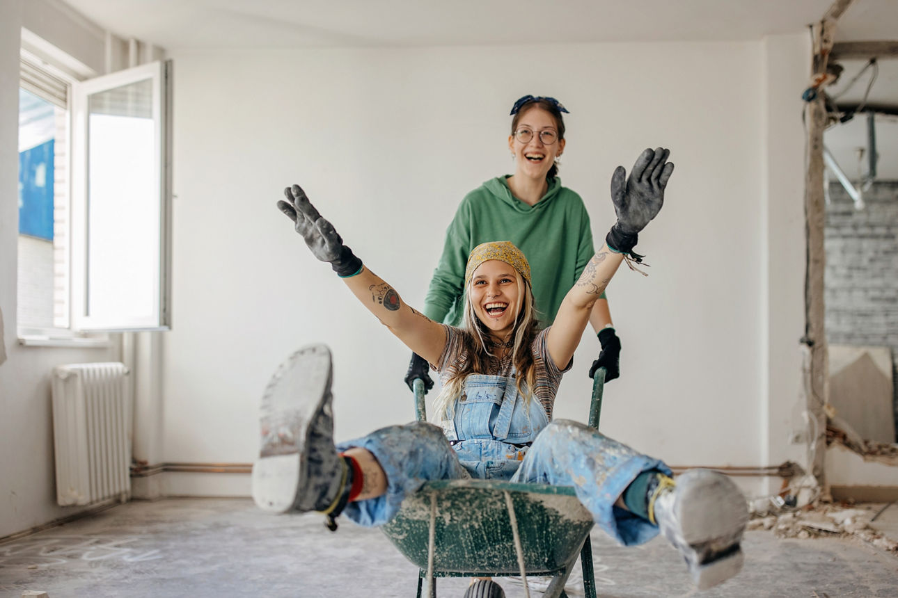 Zwei junge Frauen lachend auf der Baustelle