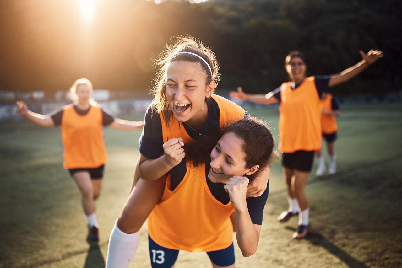 Frauen spielen Fußall