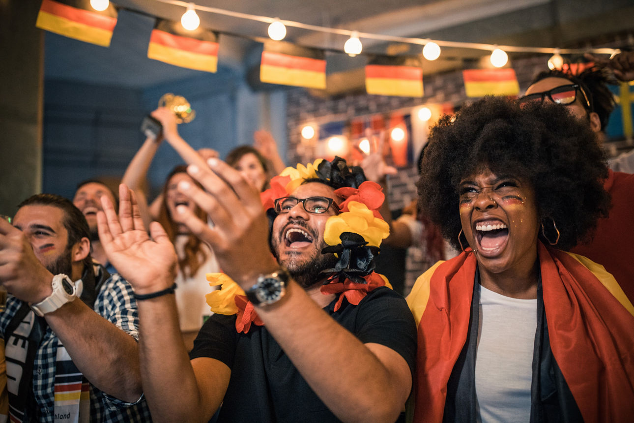 Fans der Deutschen Fußballnationalmannschaft am Jubeln