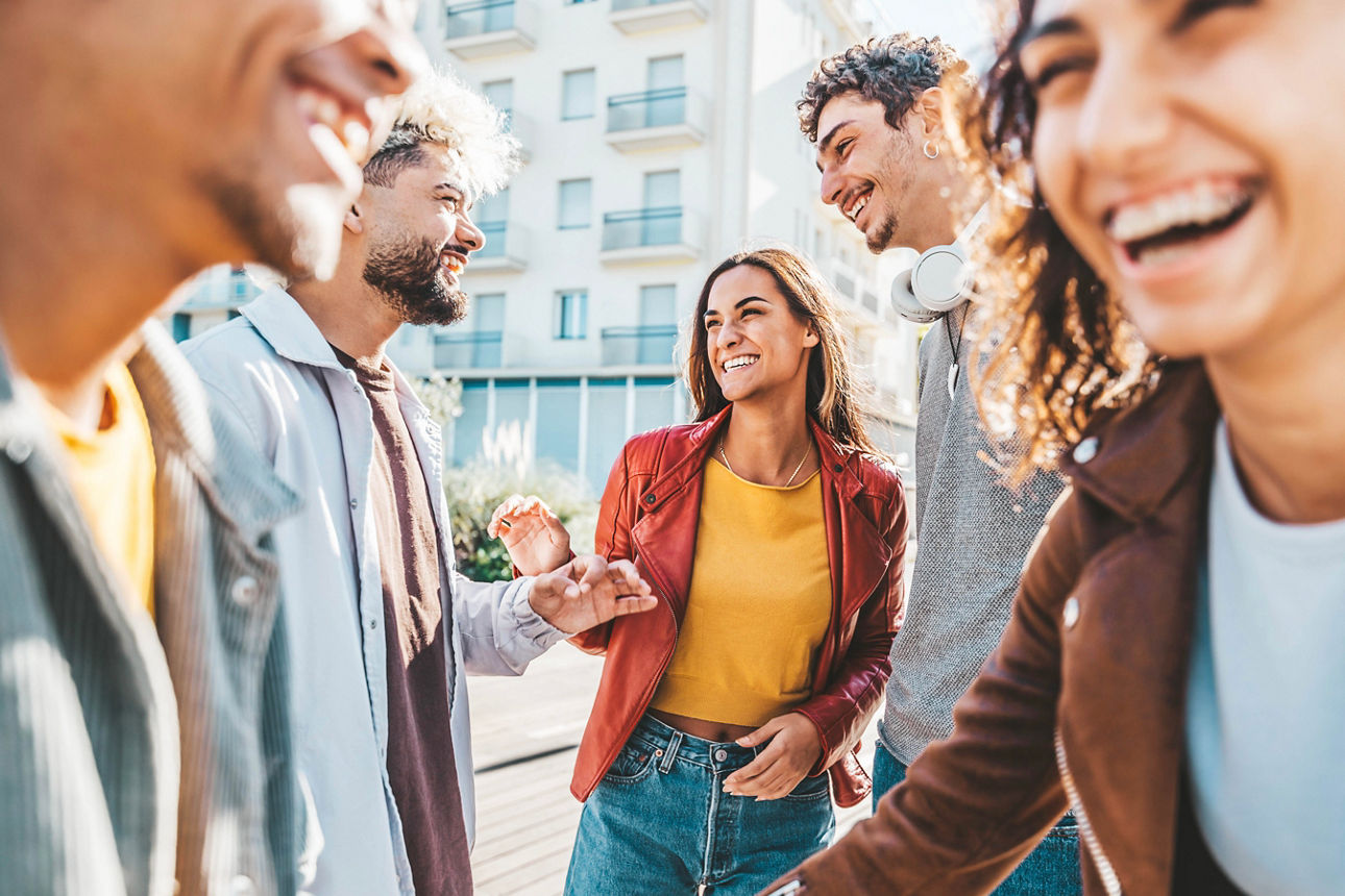 Fünf lachende junge Menschen