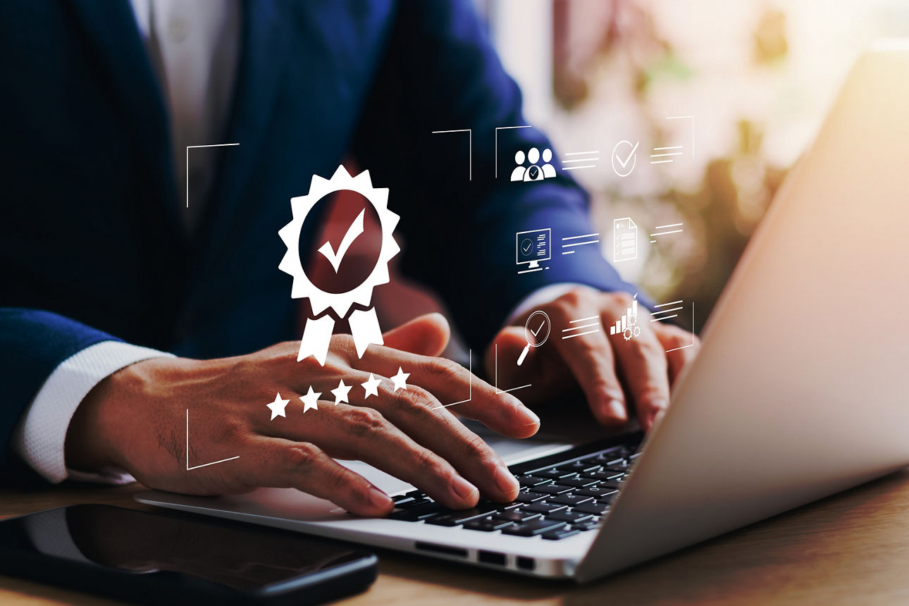 Hände eines Mannes, der am Laptop arbeitet