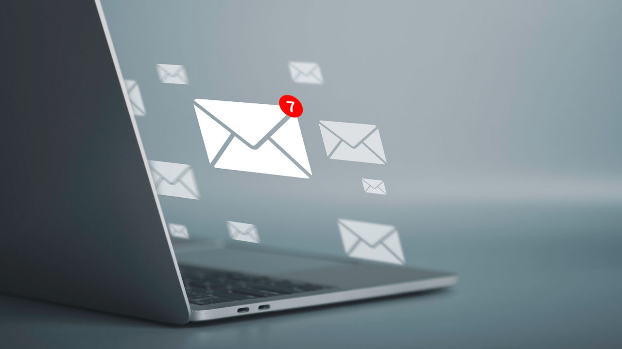 E-Mail-Benachrichtigung am Laptop