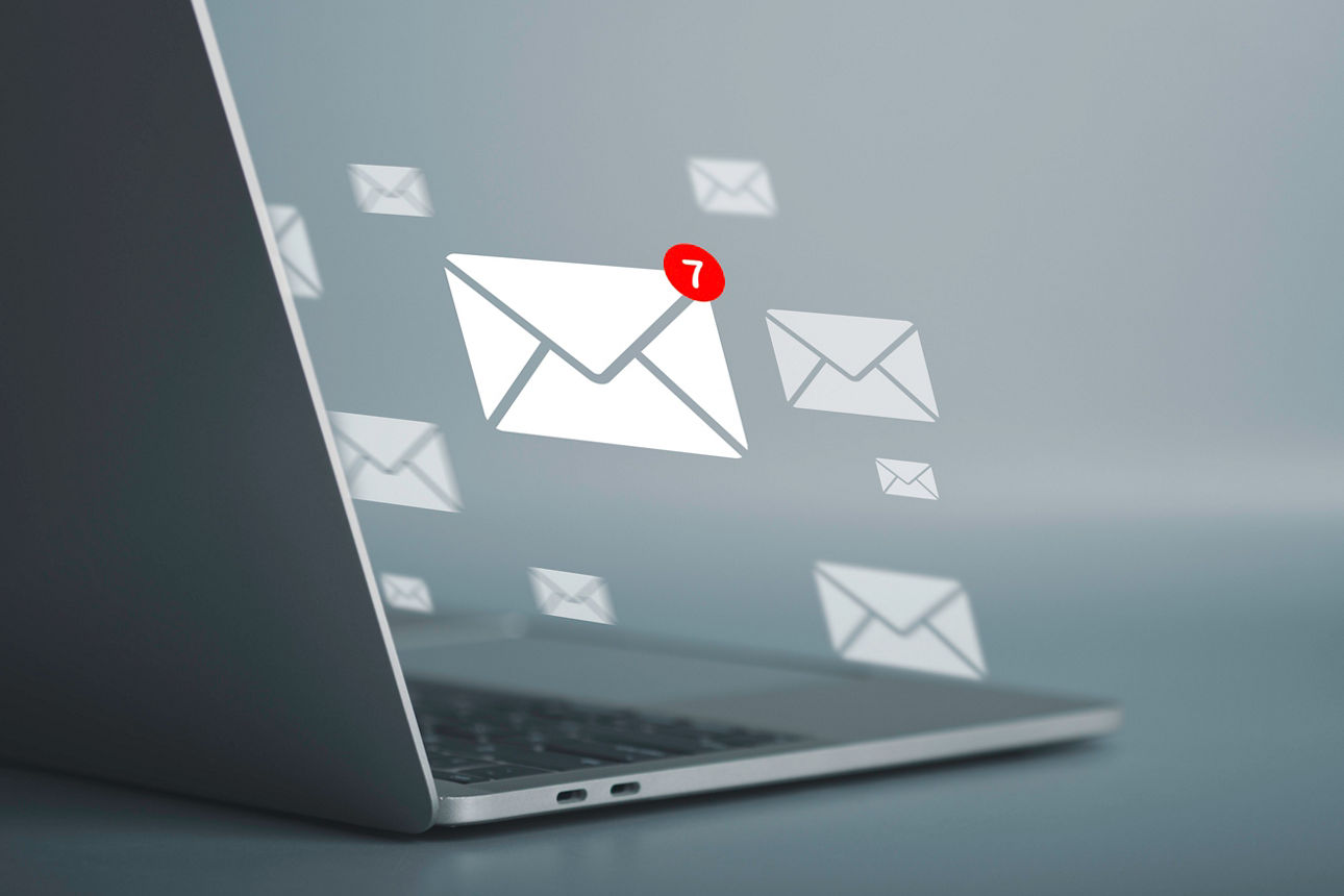 E-Mail-Benachrichtigung am Laptop