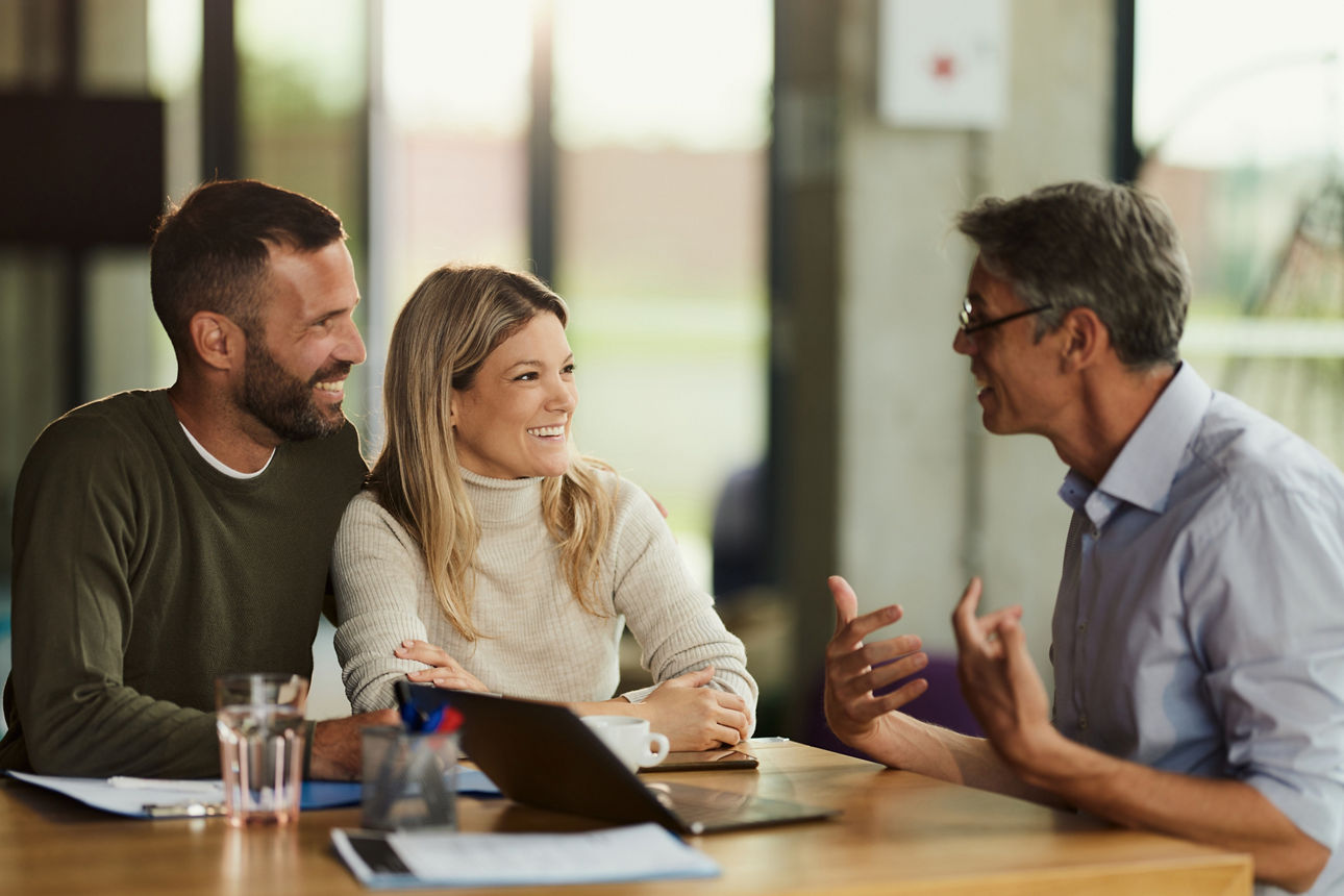 Berater und Paar in der Beratung