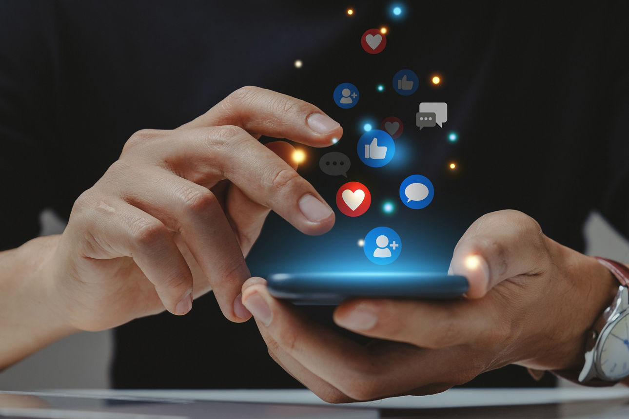 Eine Person interagiert mit einem mobilen Gerät und zeigt, dass sie sich in den sozialen Medien engagiert.