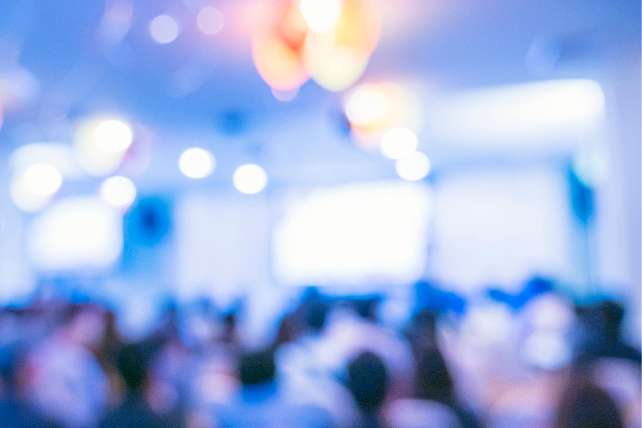 Menschen mit verschwommenem Hintergrund nehmen an einer Seminar-Geschäftsveranstaltung in der Auditoriumshalle teil