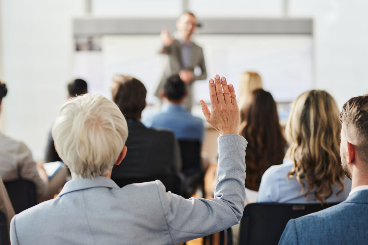 Personen bei einer Versammlung