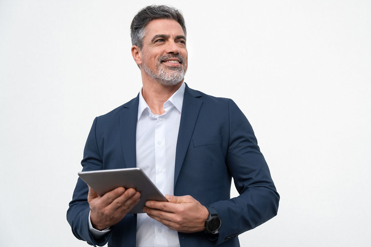 Mann mit Tablet  lächelt und schaut nach rechts
