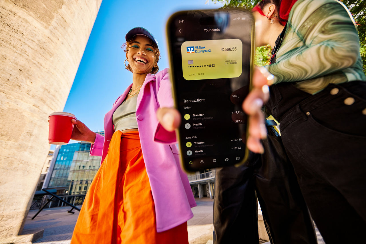 Junges Mädchen mit OnlineBanking auf dem Handy