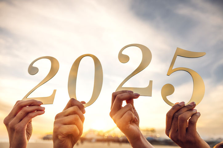 2025 in Zahlen, die in den Himmel gehalten werden