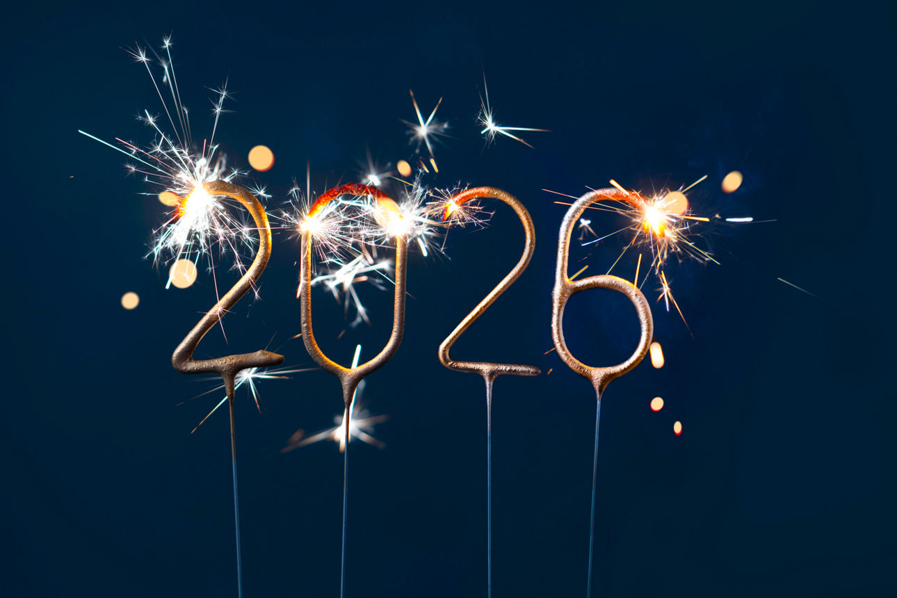 Festliches Neujahrsmotiv mit Menschen beim gemeinsamen Feiern und Schenken zum Jahreswechsel.