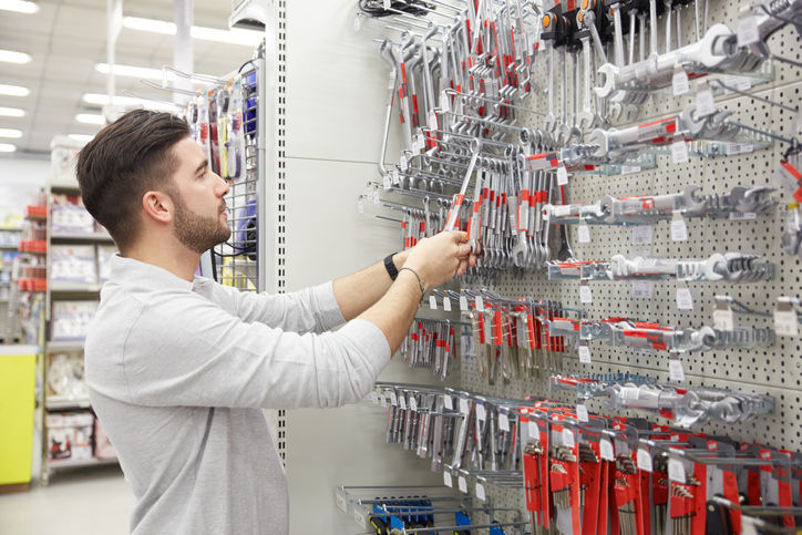 Mann beim Einkaufen im Baumarkt