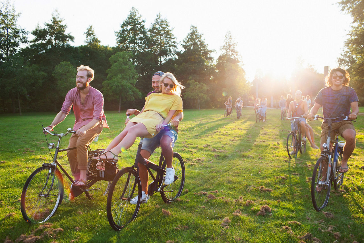 Eine Gruppe Menschen fährt Fahrrad