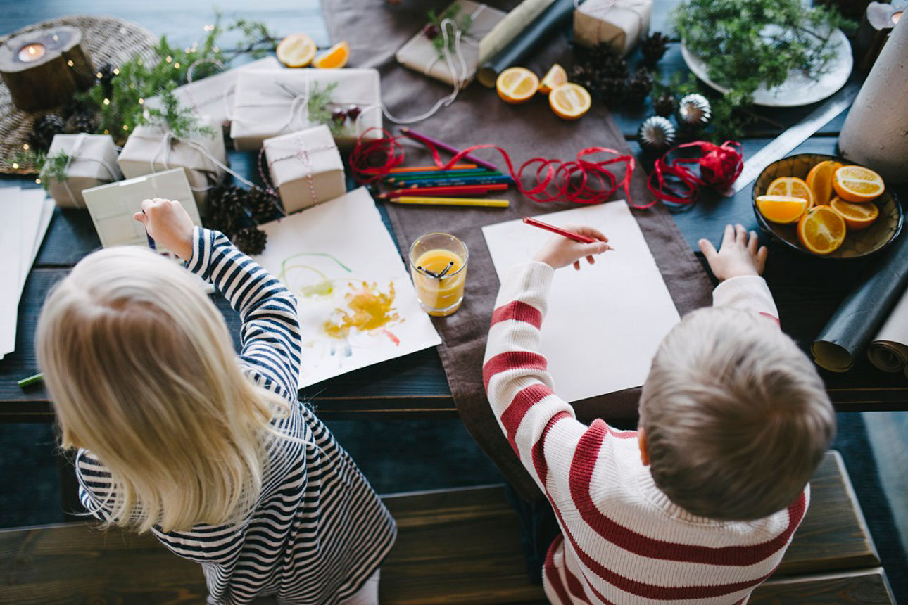 Authentische Serie im nordischen Stil über eine echte Familie zu Weihnachten. Das Zuhause ist eine Blockhütte im skandinavischen Stil.