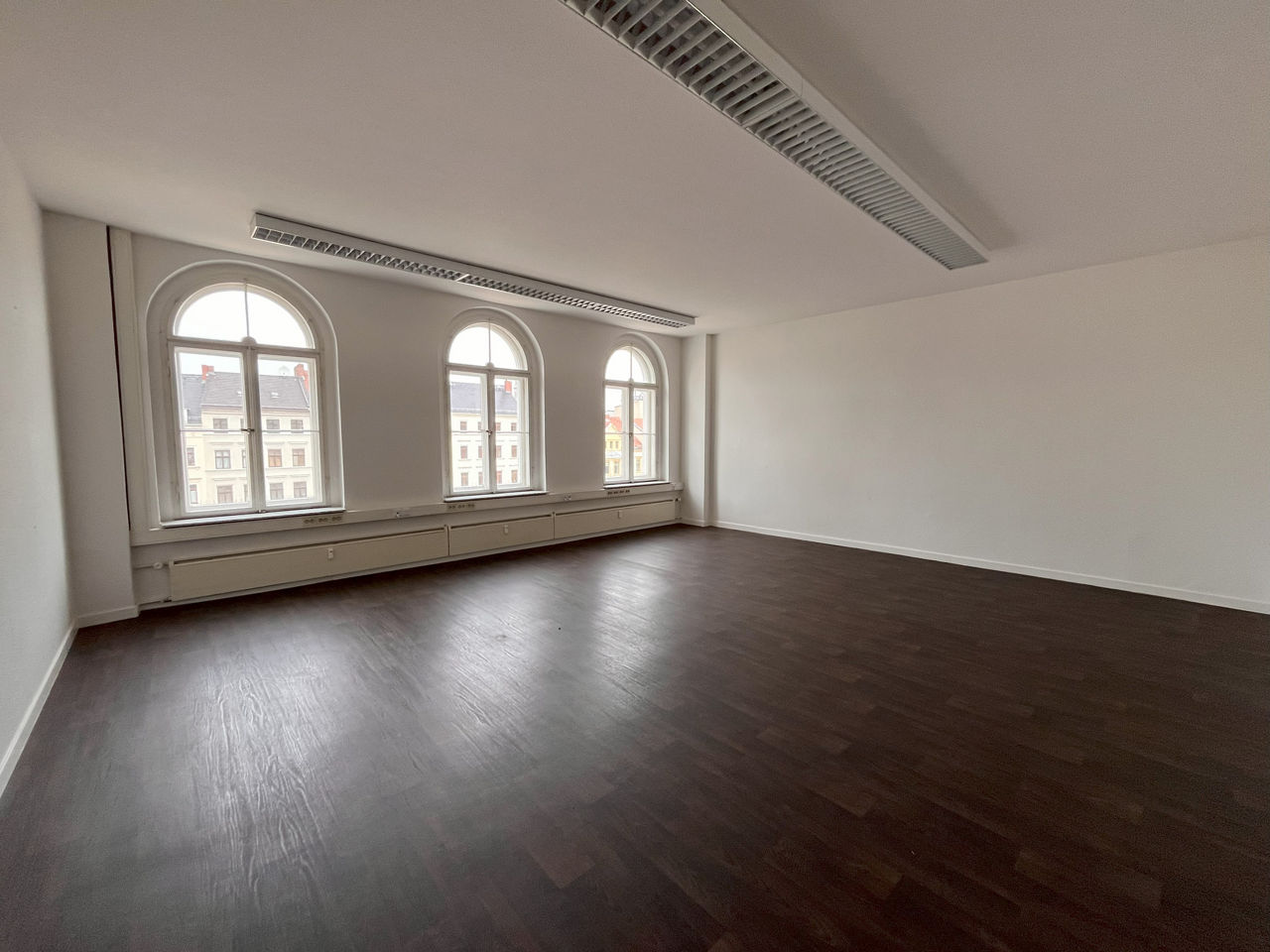 Büroraum mit drei Fenstern