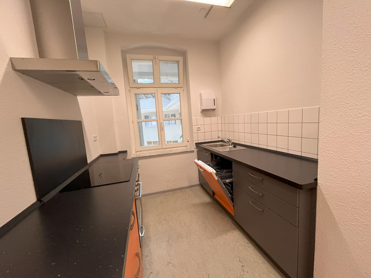 Küche mit Fenster und Küchenmöbel