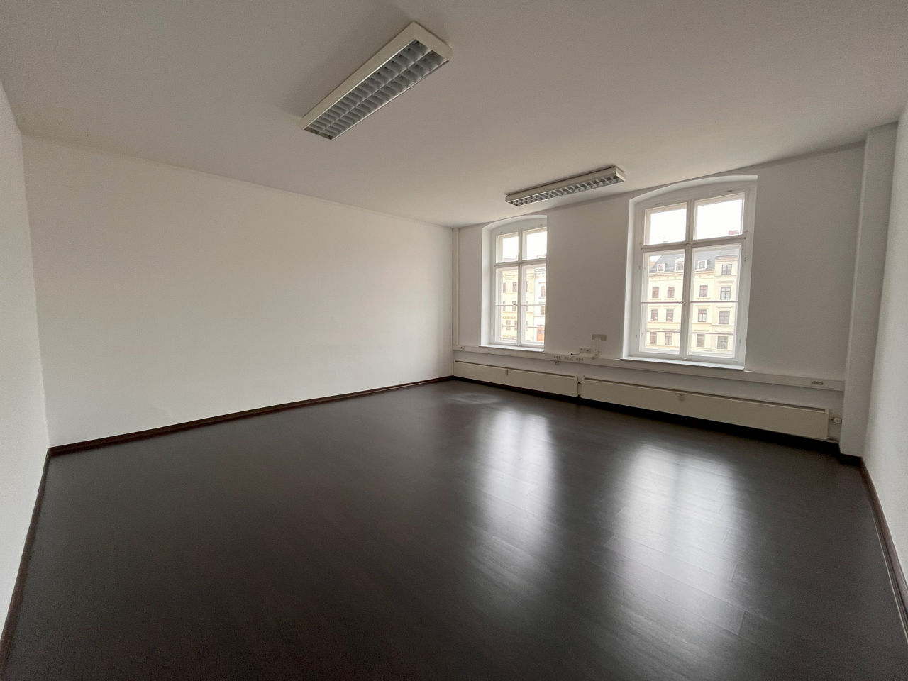 Leeres Büro im Altbau