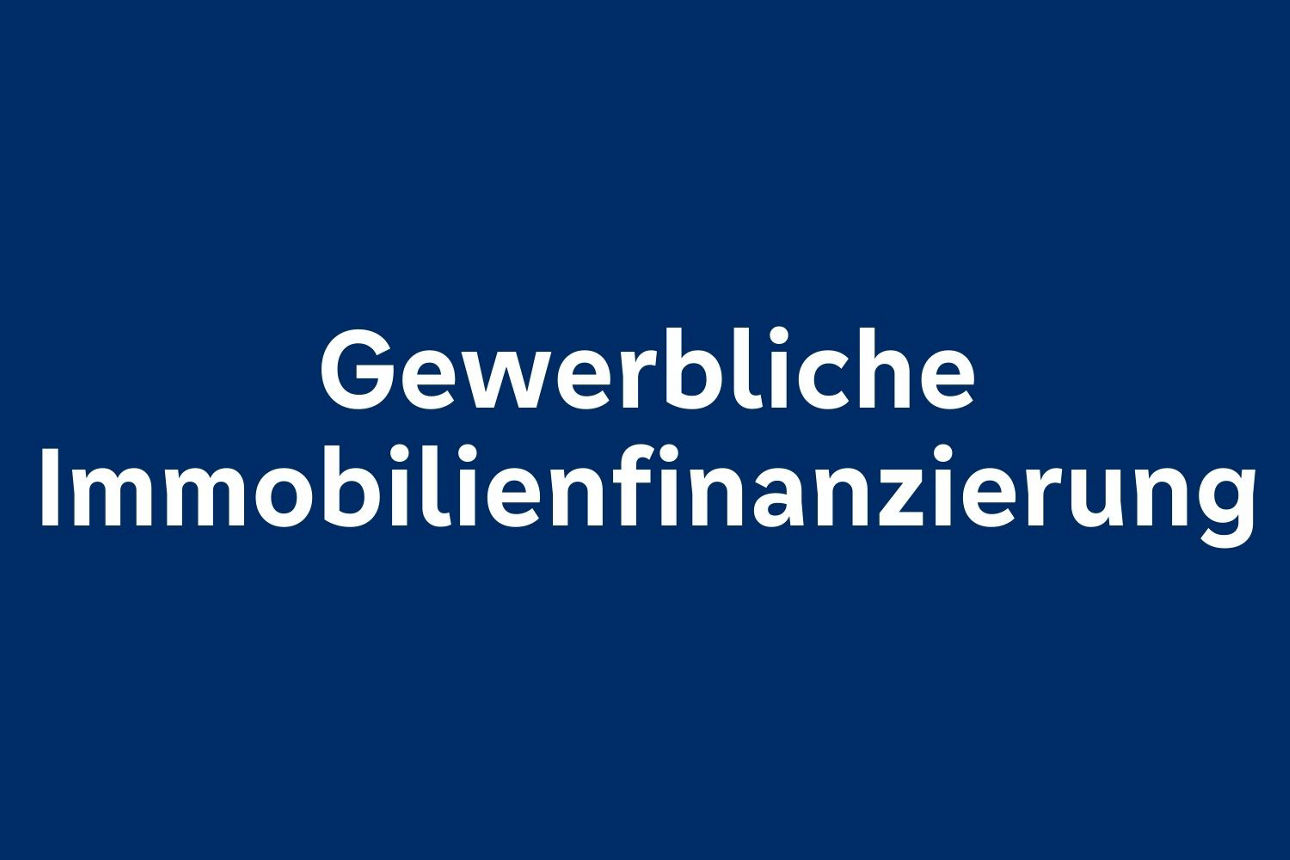 Dunkelblauer Hintergrund mit weißem Text "Gewerbliche Immobilienfinanzierung ".