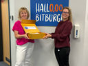 Zwei Frauen mit einem Apple-Goldpaket in der Hand