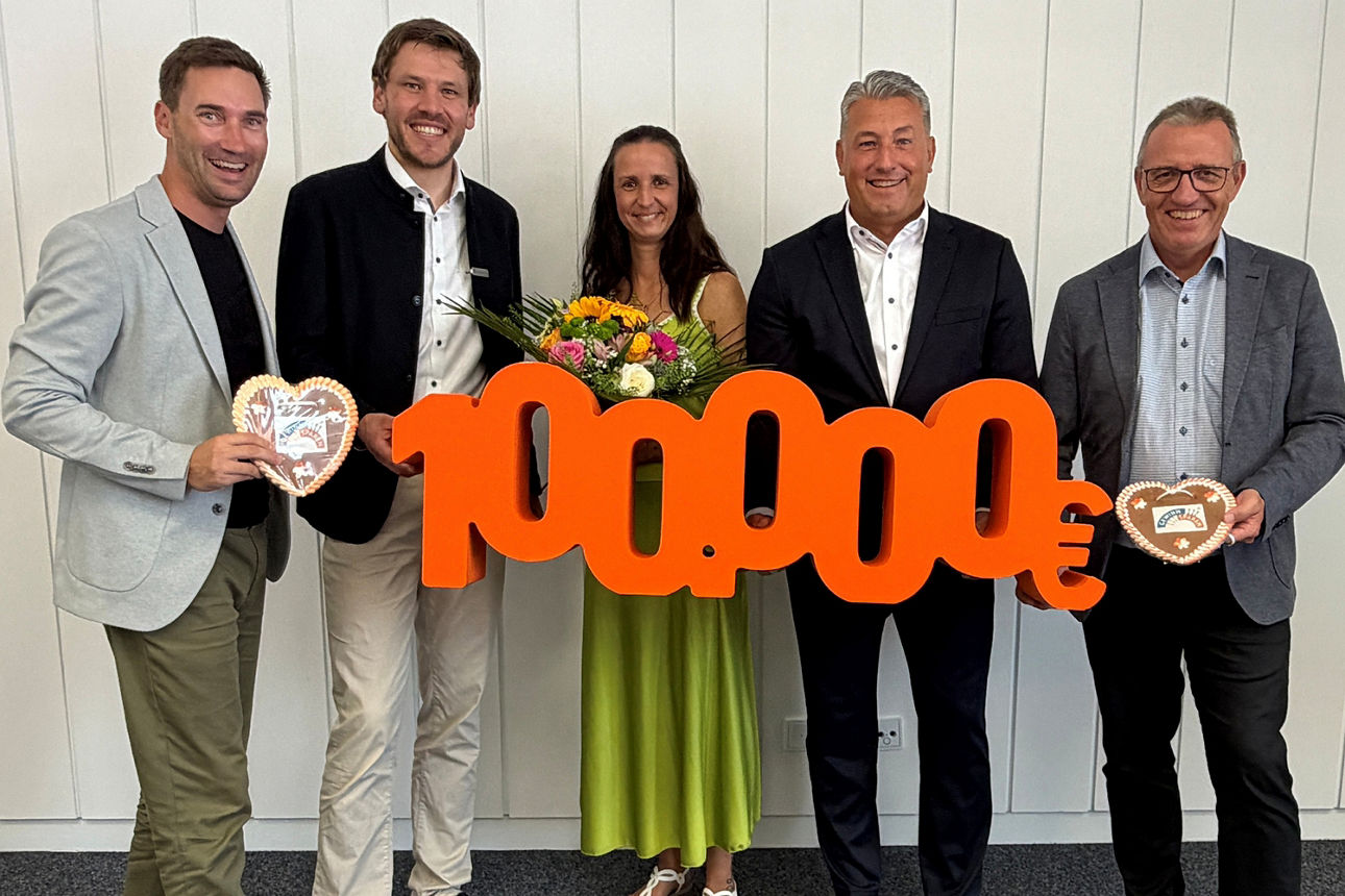 Gewinnübergabe Gewinnsparen - 5 Personen halten symbolische 100.000 Euro