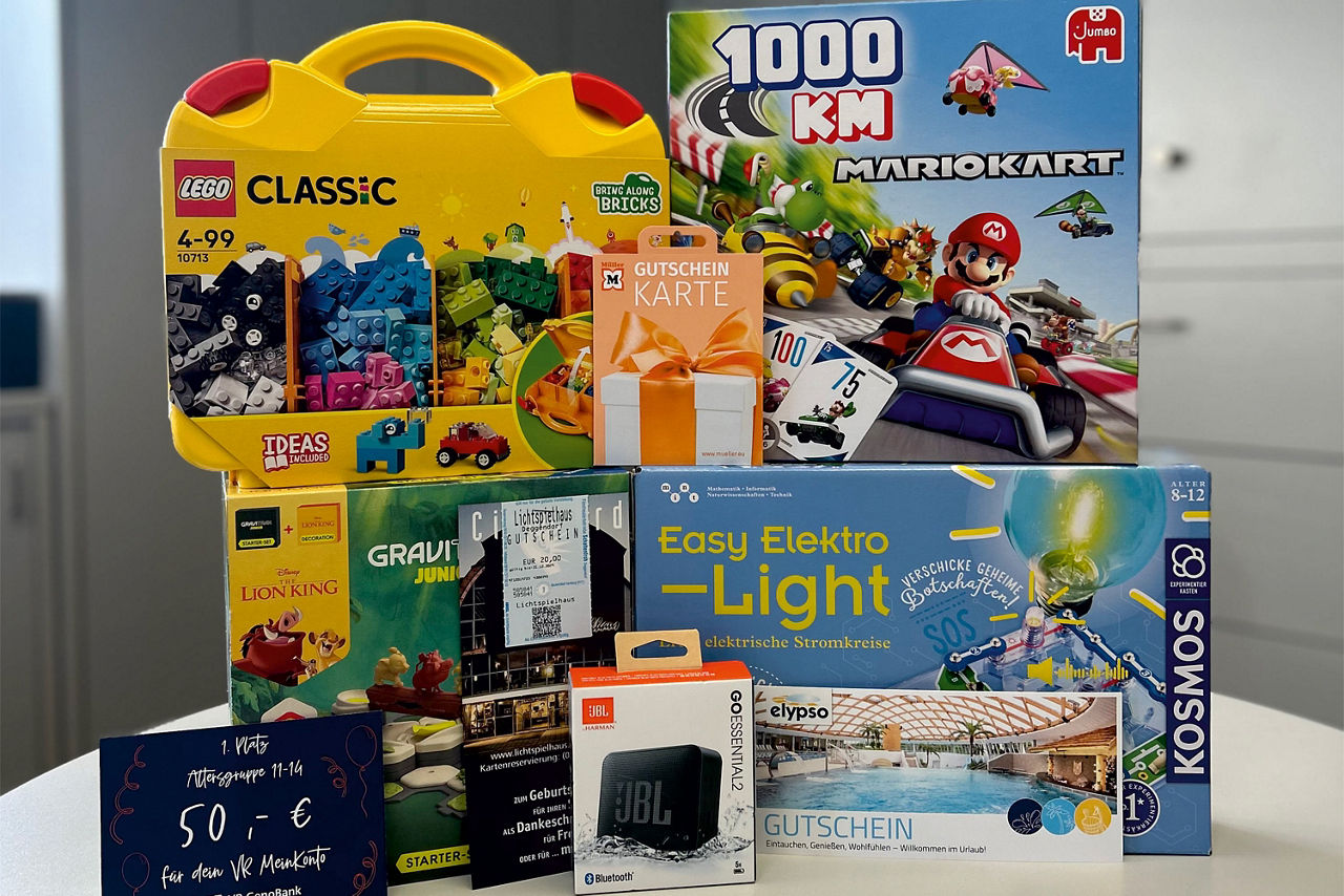 Ein Stapel von Gewinnen und Geschenken, darunter Gesellschaftsspiele, Lego, Gutscheine und ein JBL-Lautsprecher.