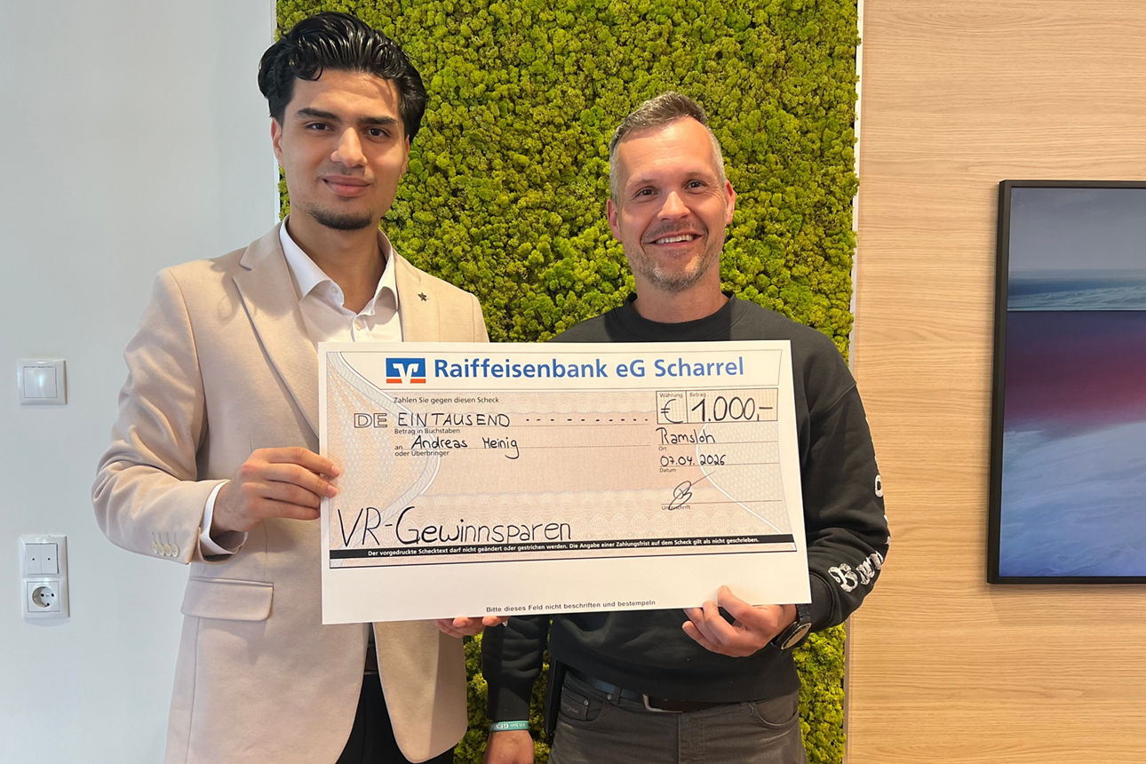 Kundenberater Bertran Özsimsek gratuliert unseren Gewinner Andreas Meinig