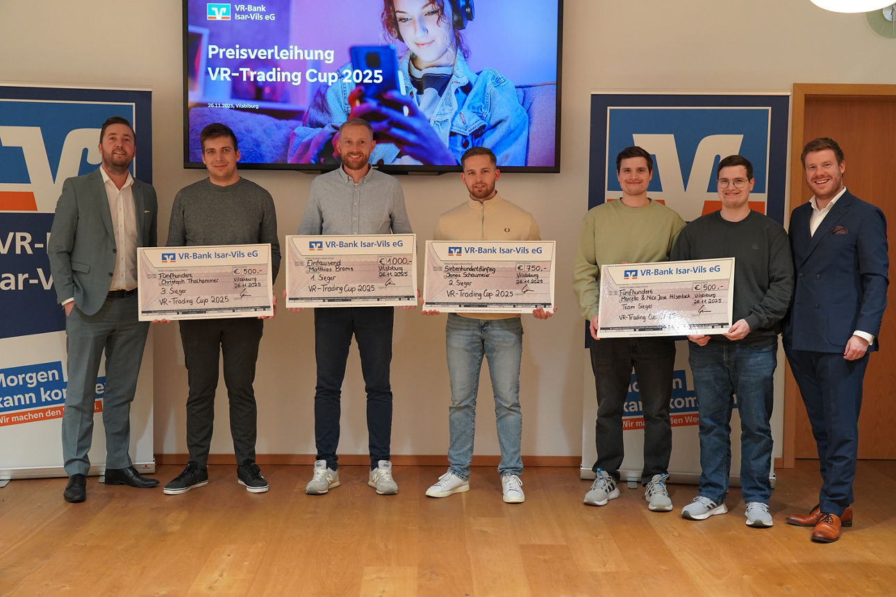 Die fünf Gewinner halten einen Riesenspendencheck in der Hand. Links und rechts stehen Mitarbeiter der VR-Bank Isar-Vils