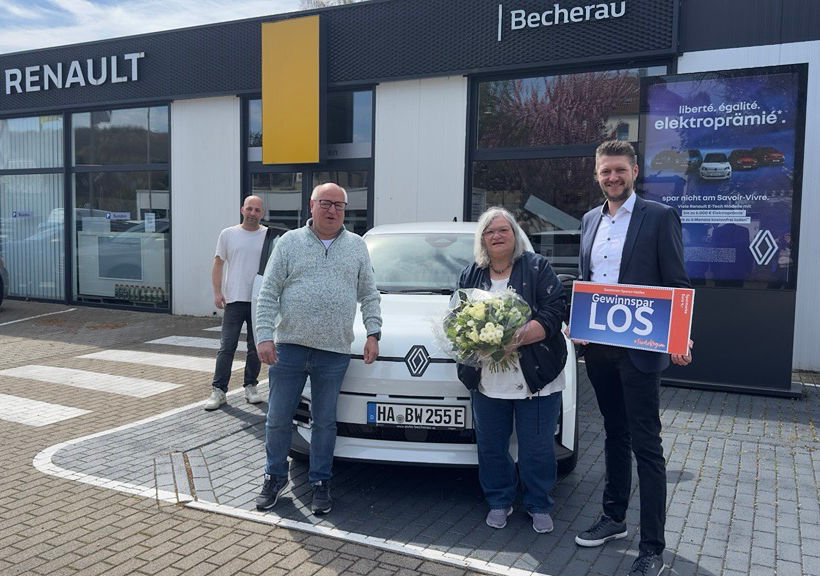 Gewinnsparerin Barbara Witt und Sebastian Brause, Leiter unserer Filiale Rathaus-Galerie vor dem gewonnenen Renault