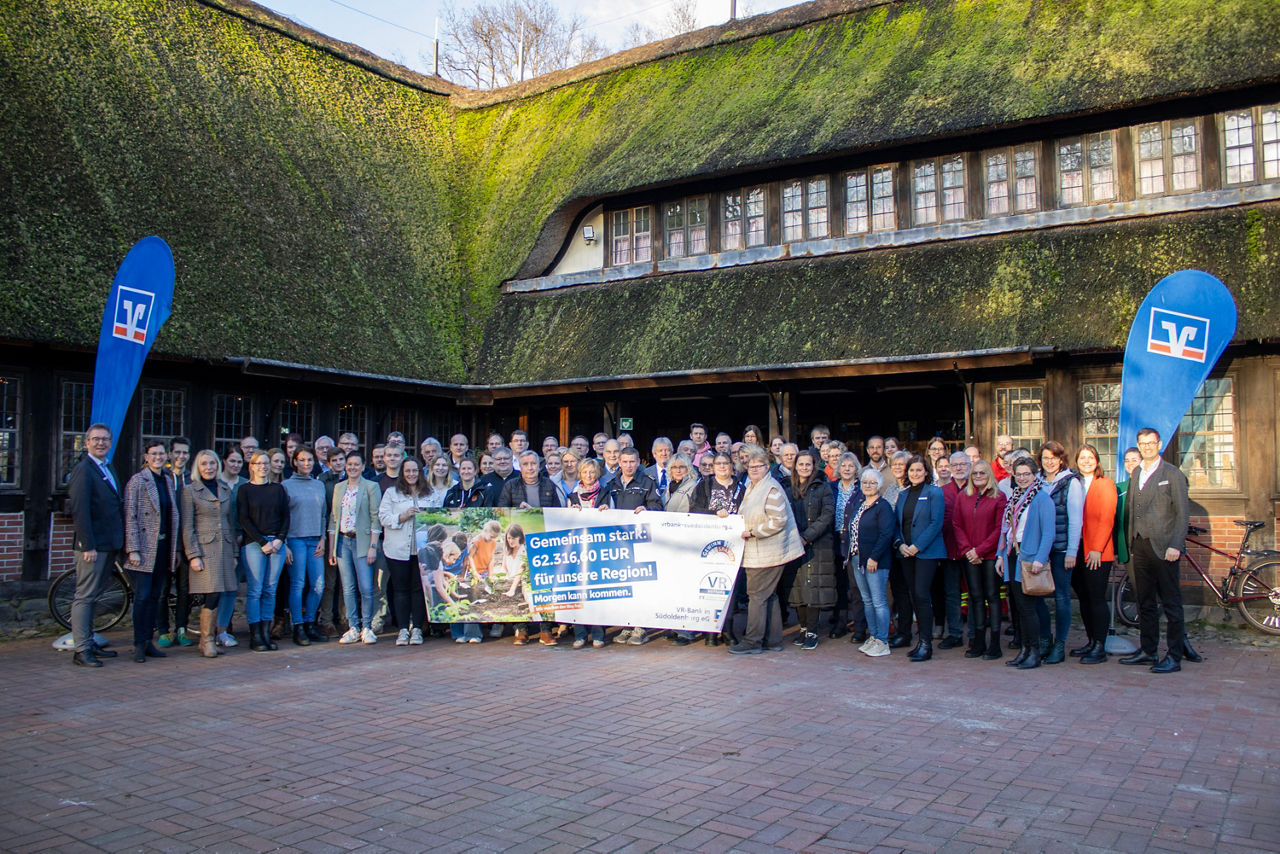 Gruppenbild mit Spendenscheck