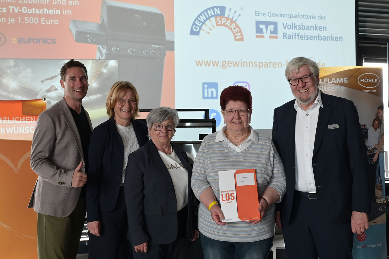Die glückliche Gewinnerin Theresia Kurz (4. von li.) bei der Preisübergabe. 