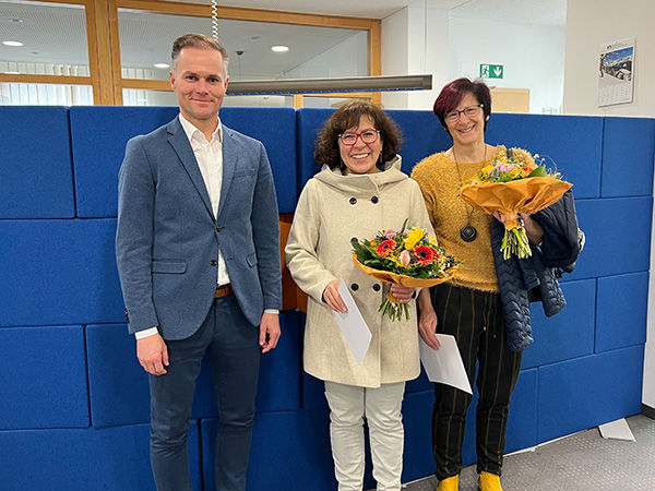 Unser Kundenberater Florian Lorenz gratuliert unseren beiden glücklichen Kundinnen