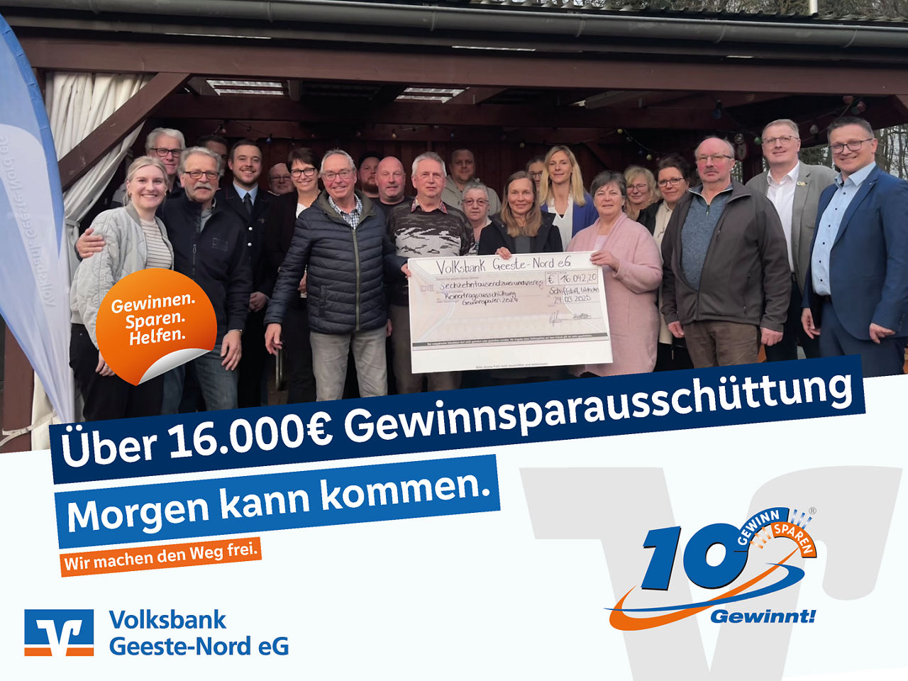 Viele Personen halten gemeinsam eine Scheck 