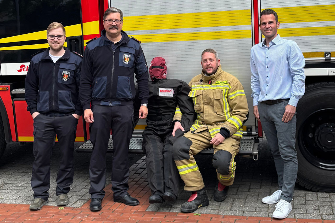 Vertreter der Feuerwehr und Armin Beerling, Filialleiter der Volksbank Bakum