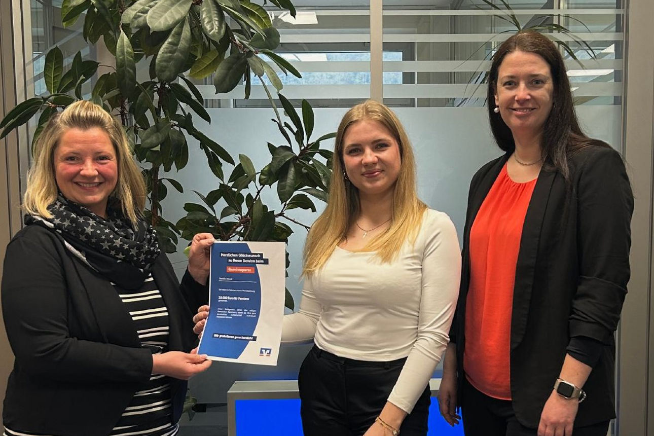 Daniela Hewel mit Melina Poths und Jennifer Hanstein bei der Übergabe eines besonderen Gewinns.