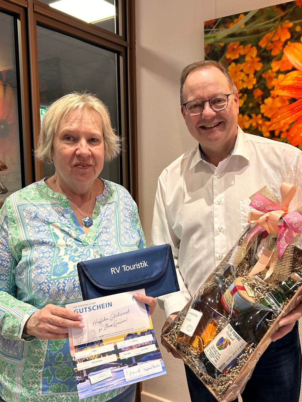 B. Schubert und S. Tremmel bei der Gewinnübergabe